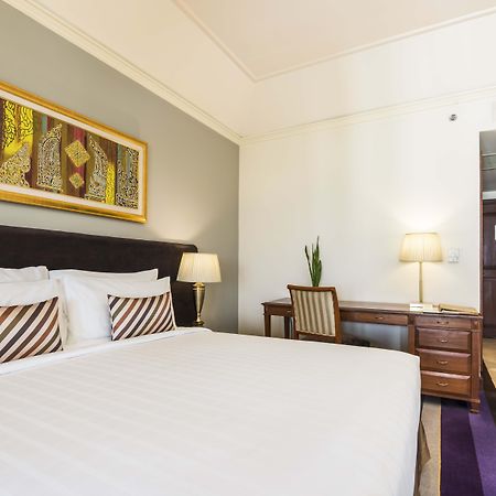 Chatrium Hotel Royal Lake Yangon Exteriör bild