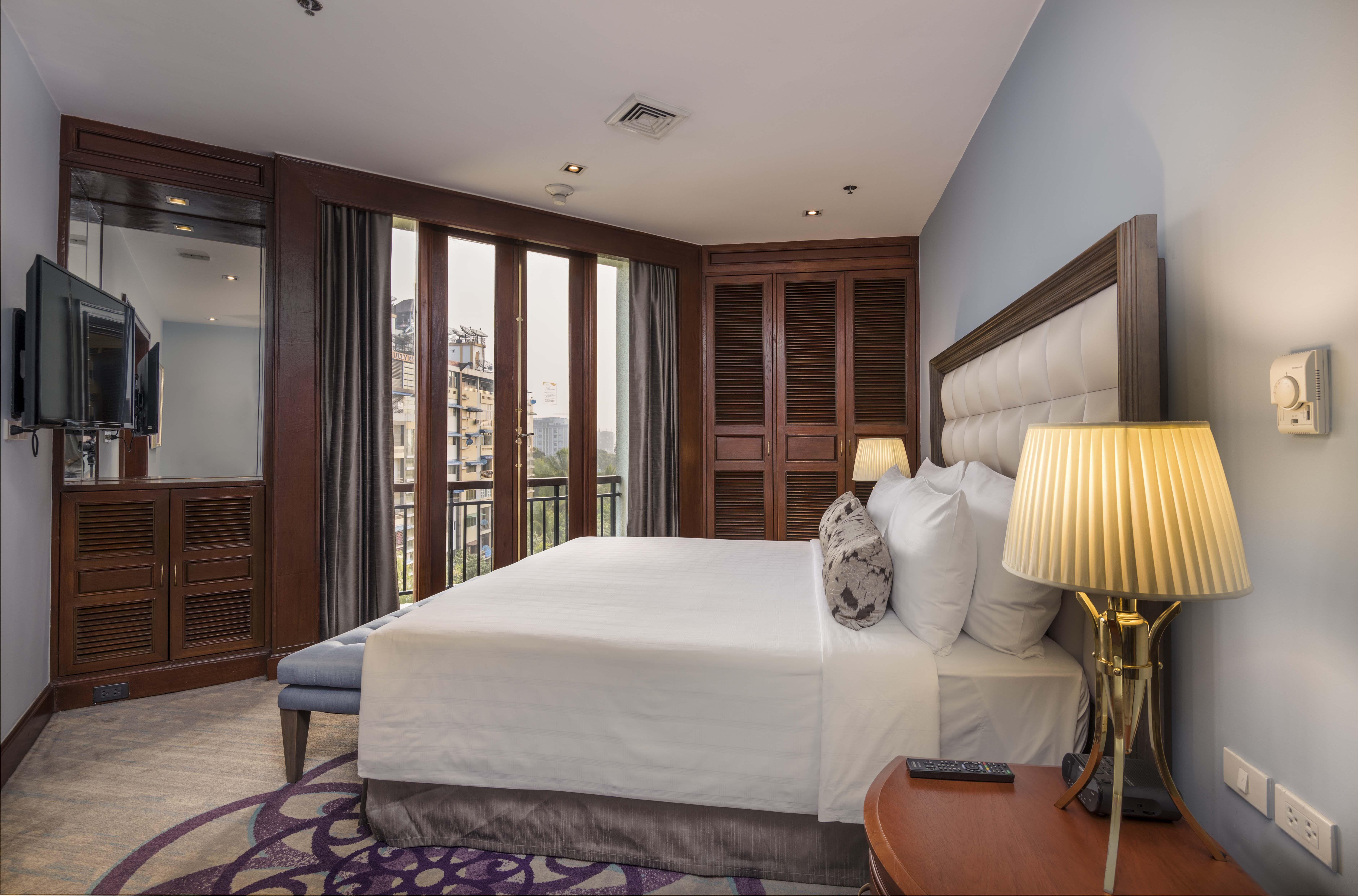 Chatrium Hotel Royal Lake Yangon Exteriör bild