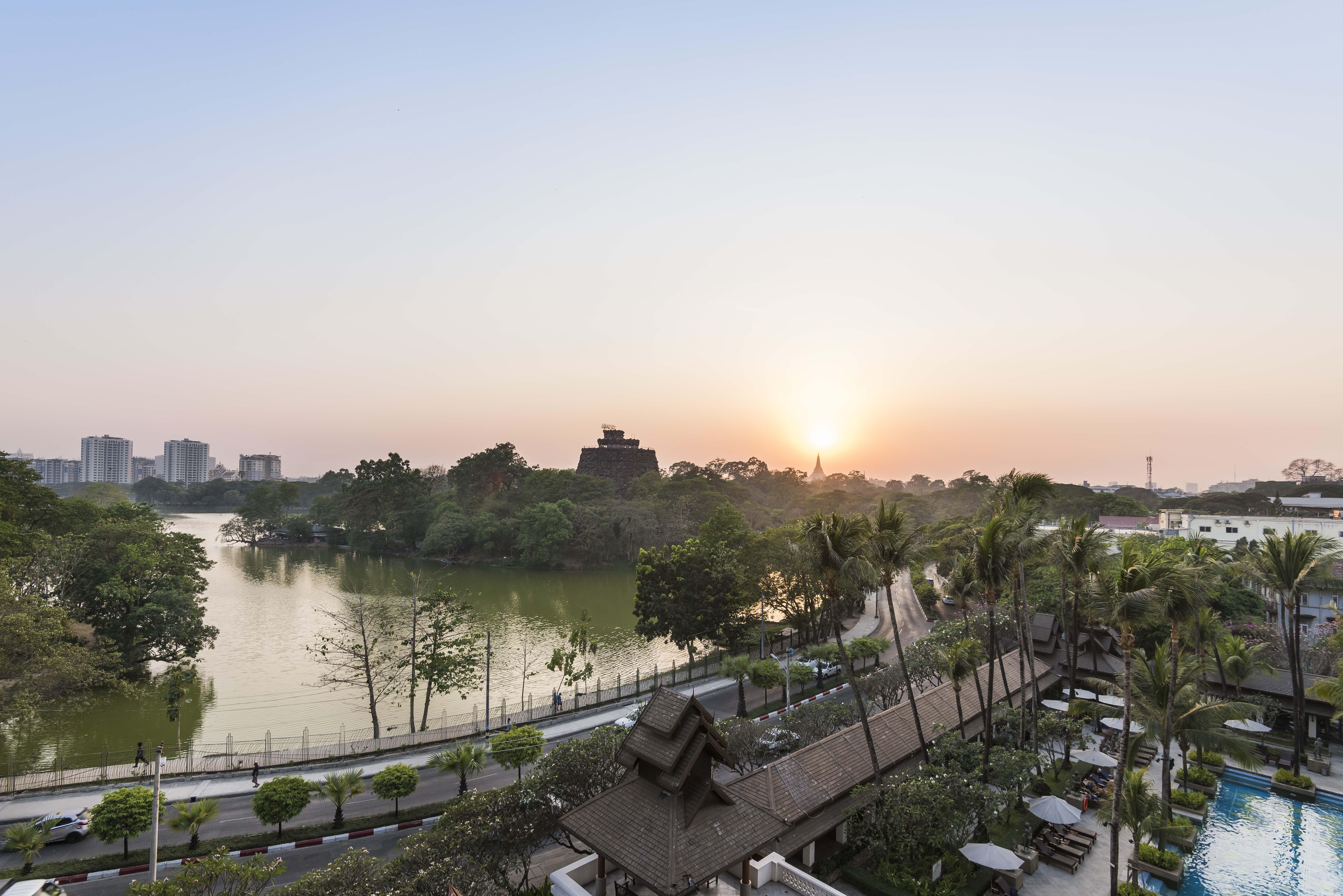 Chatrium Hotel Royal Lake Yangon Exteriör bild