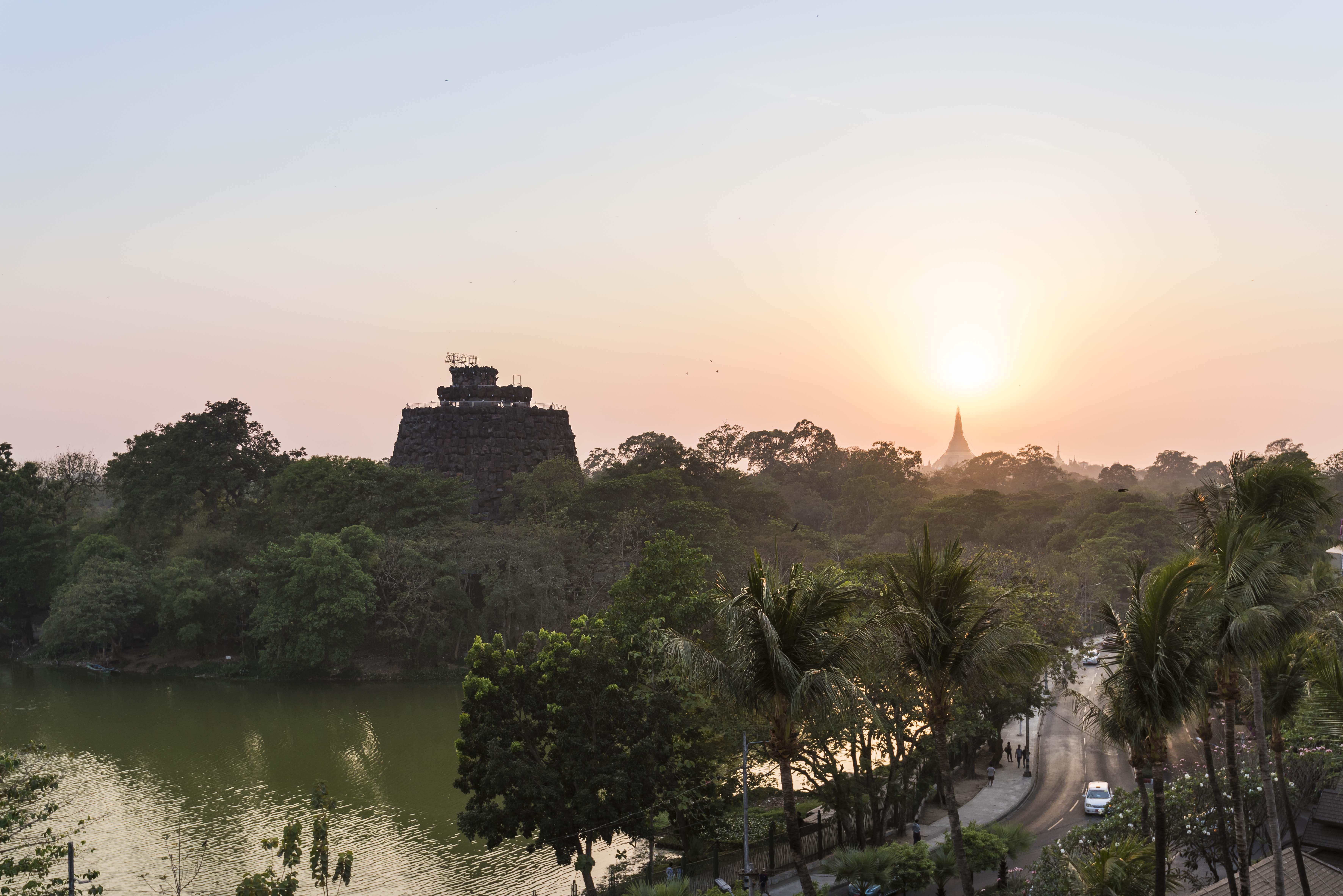 Chatrium Hotel Royal Lake Yangon Exteriör bild