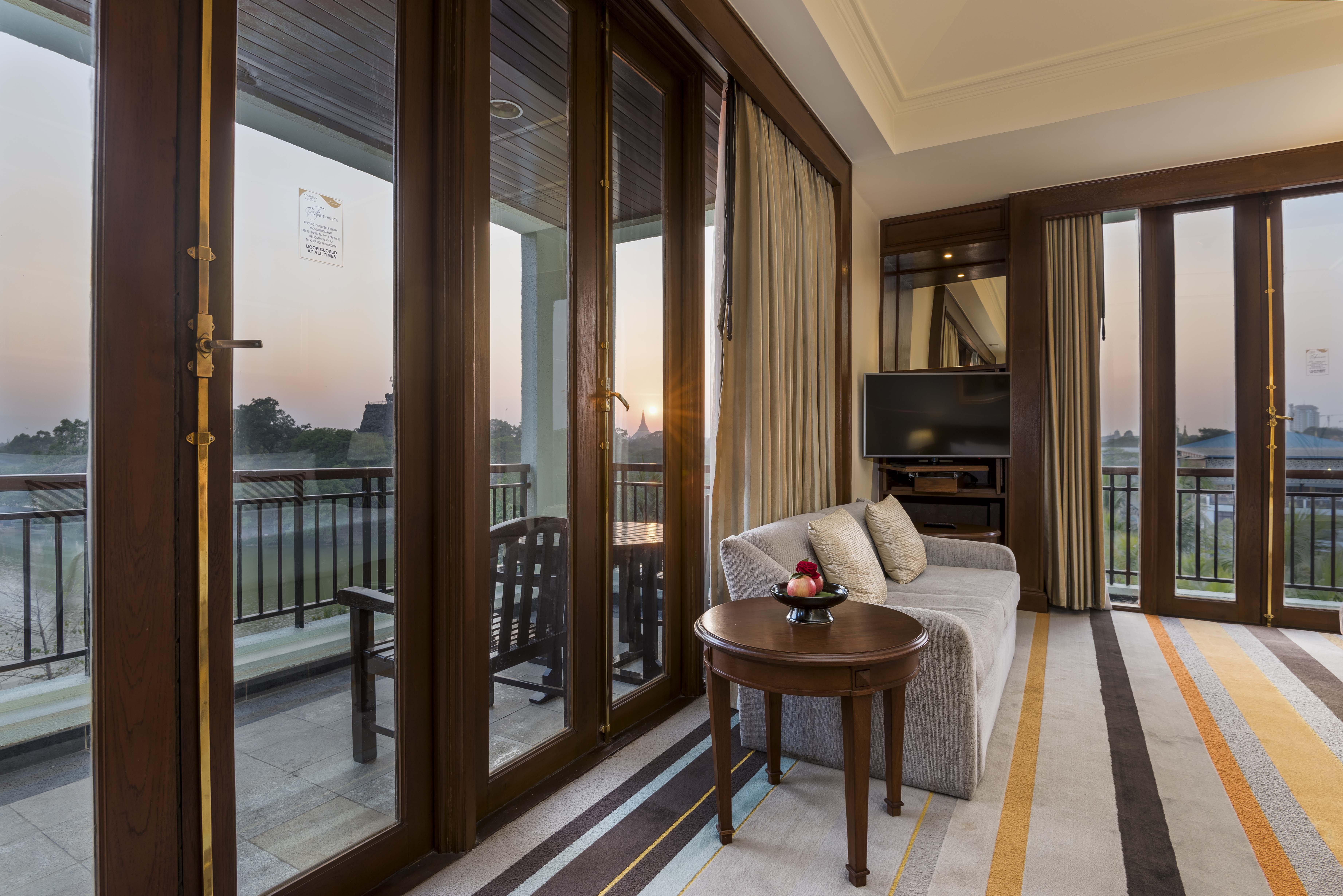 Chatrium Hotel Royal Lake Yangon Exteriör bild